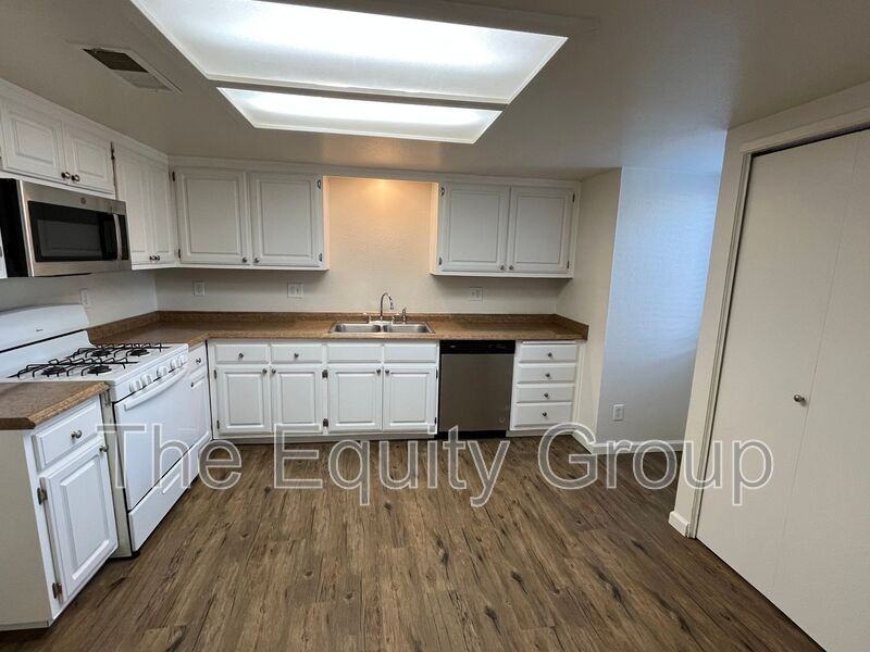 3926 W Meadow Ave - Photo 3 of 14