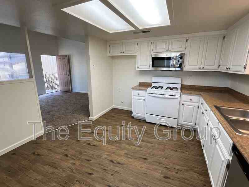 3926 W Meadow Ave - Photo 4 of 14