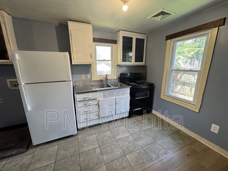 1939 N Fairview Ave - Photo 4 of 6