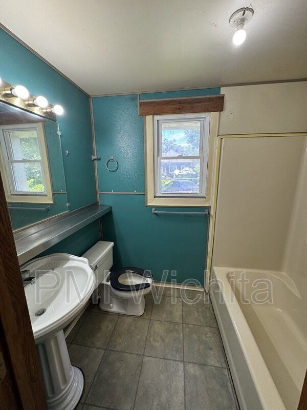 1939 N Fairview Ave - Photo 5 of 6