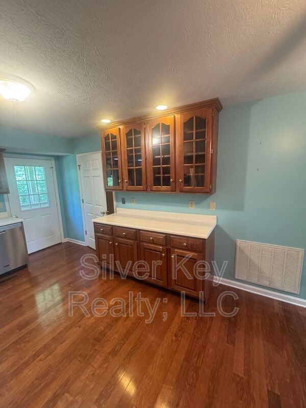 136 S Matlock Ave - Photo 7 of 23