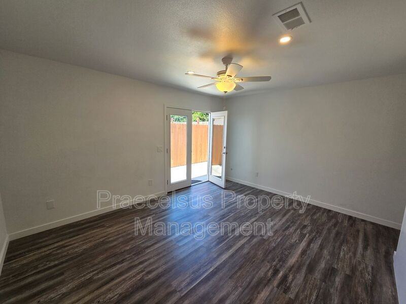 1078 1078 - Photo 2 of 14