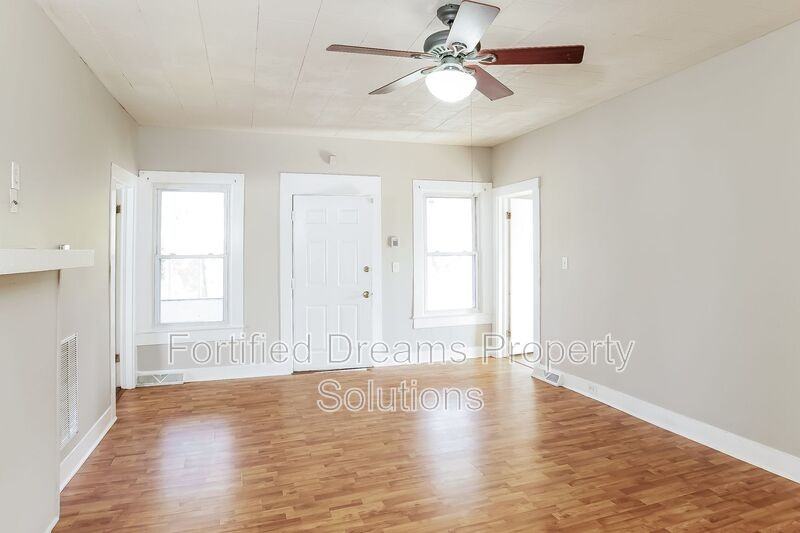 842 Efird St - Photo 4 of 16