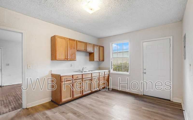 330 W 26th St - Photo 4 of 12