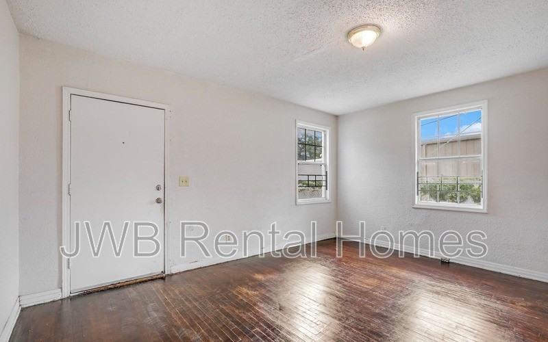 330 W 26th St - Photo 5 of 12