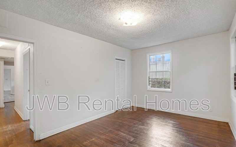 330 W 26th St - Photo 6 of 12