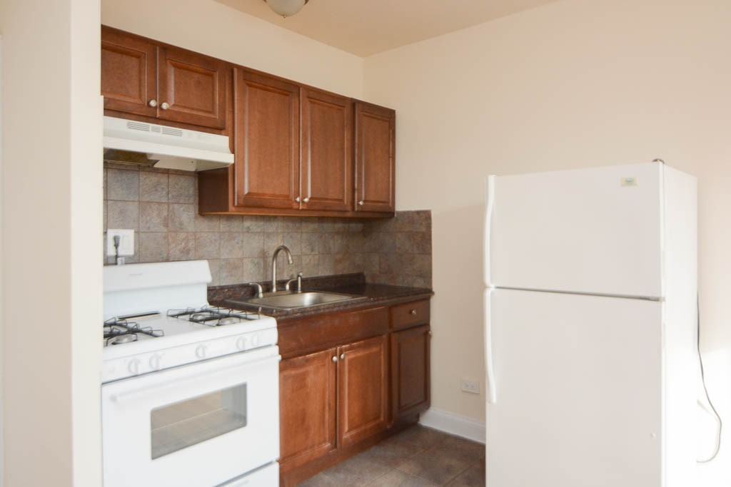 2737 N Spaulding Ave #312 - Photo 2 of 15