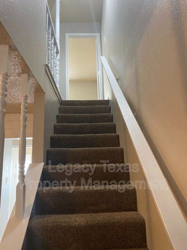 1607 Sun Valley Dr Apt D - Photo 2 of 18