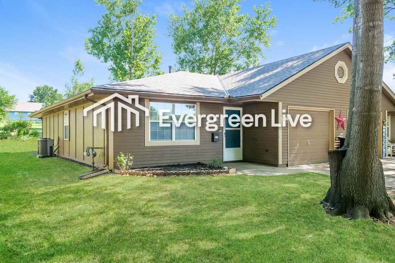 1405 Hawthorn Cir - Photo 2 of 15