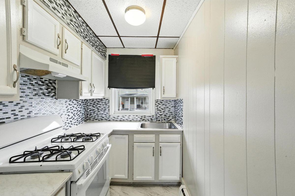 439 Lowell St - Photo 2 of 20