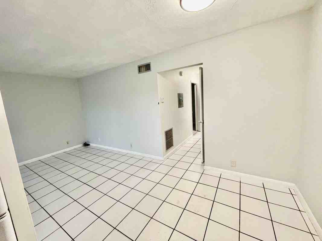 1105 S G St ##3 - Photo 2 of 12