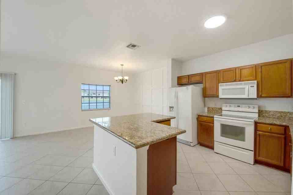 4102 Emerald Vis - Photo 3 of 5