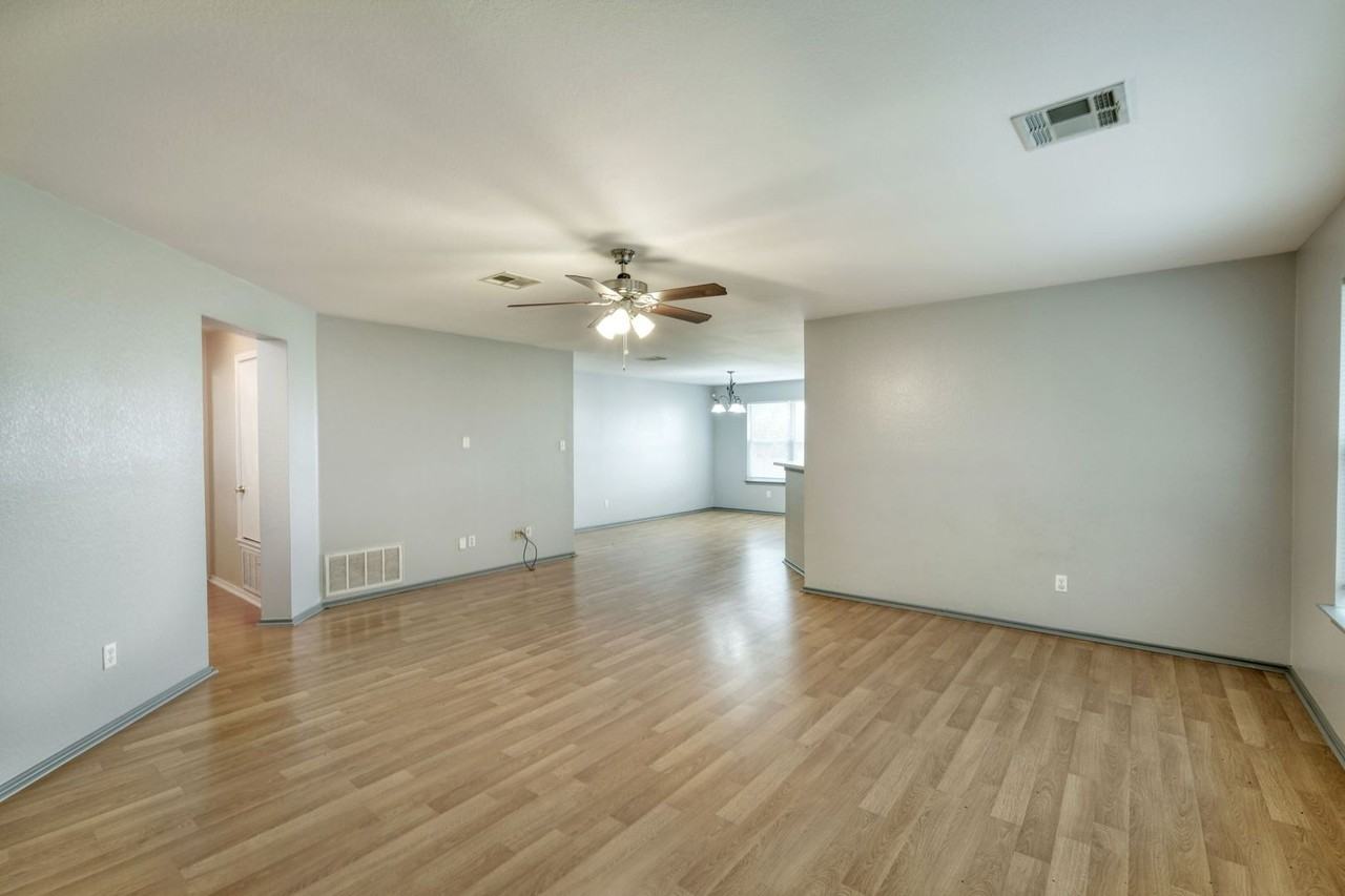 18329 Maxa Dr - Photo 2 of 14