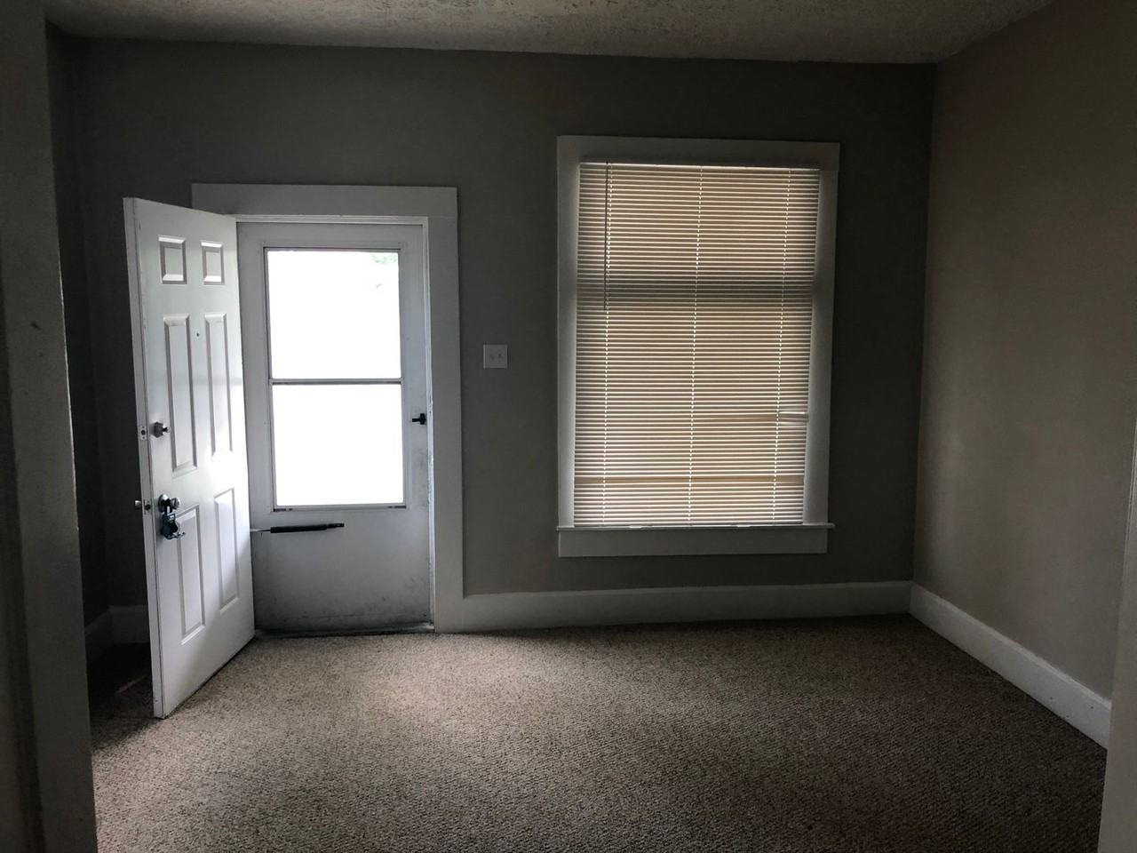 2349 N Kenwood Ave - Photo 6 of 9