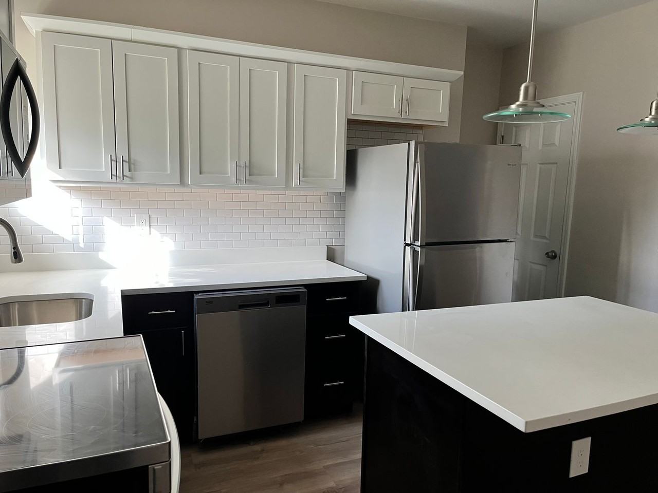 115 Parkhurst St - Photo 2 of 9