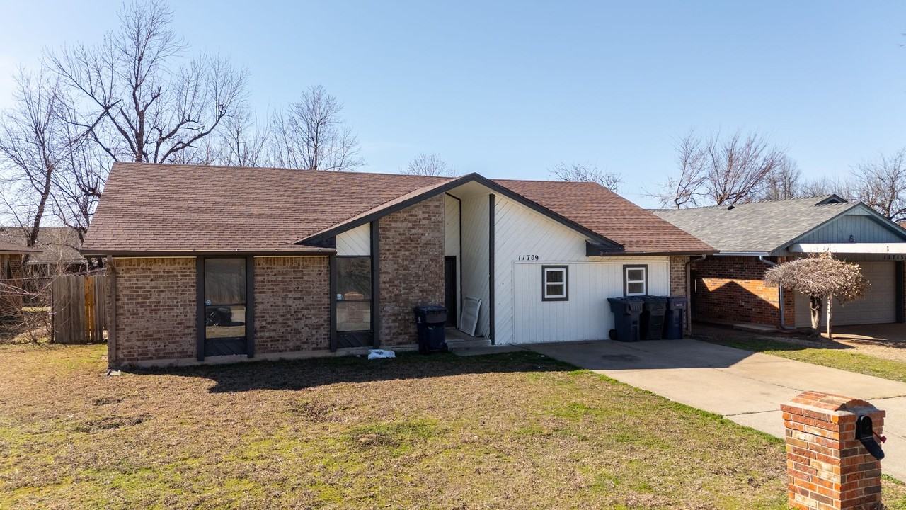 11709 N Lee Pl - Photo 2 of 21