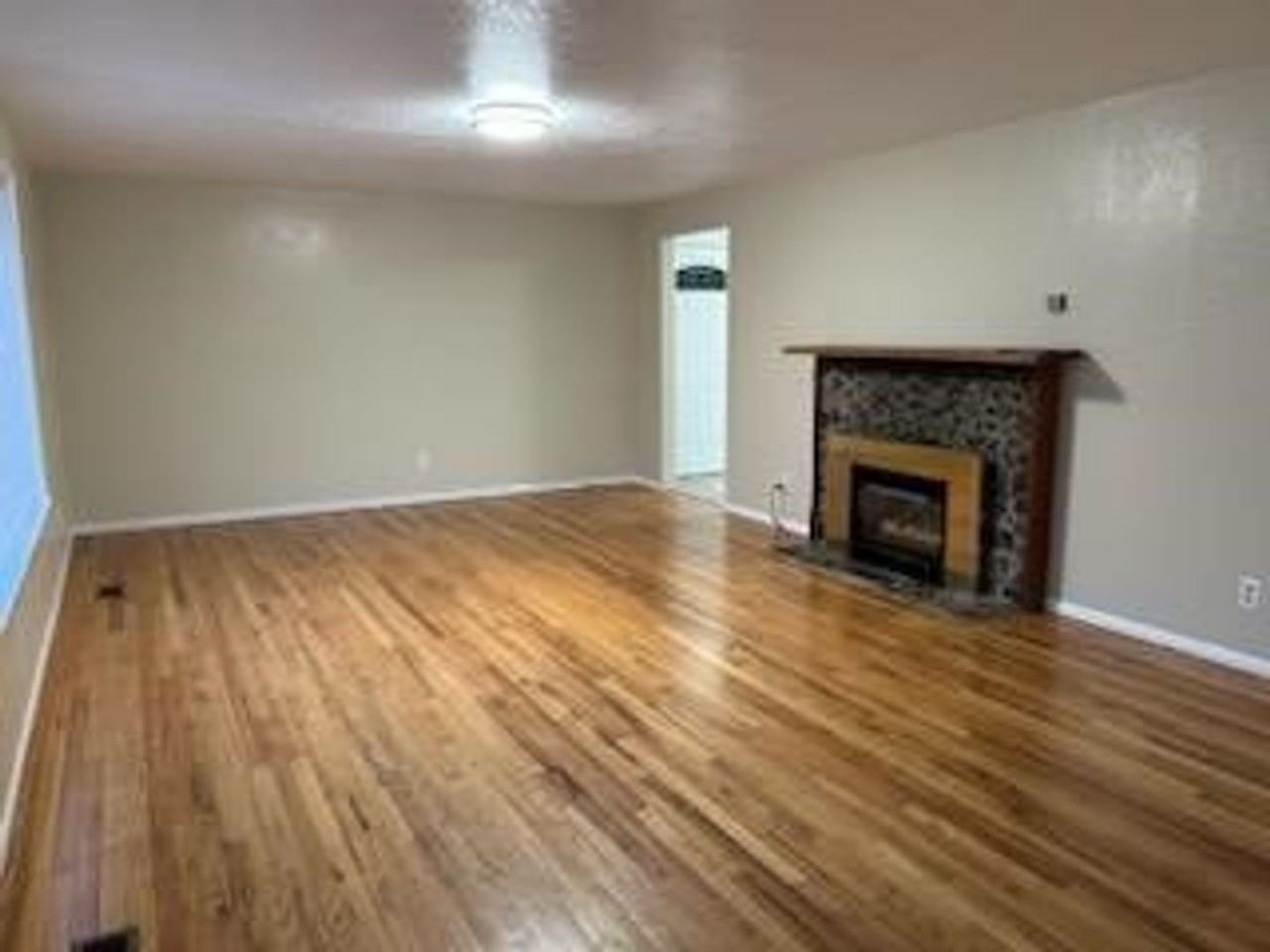 165 Ne Oak St - Photo 2 of 12