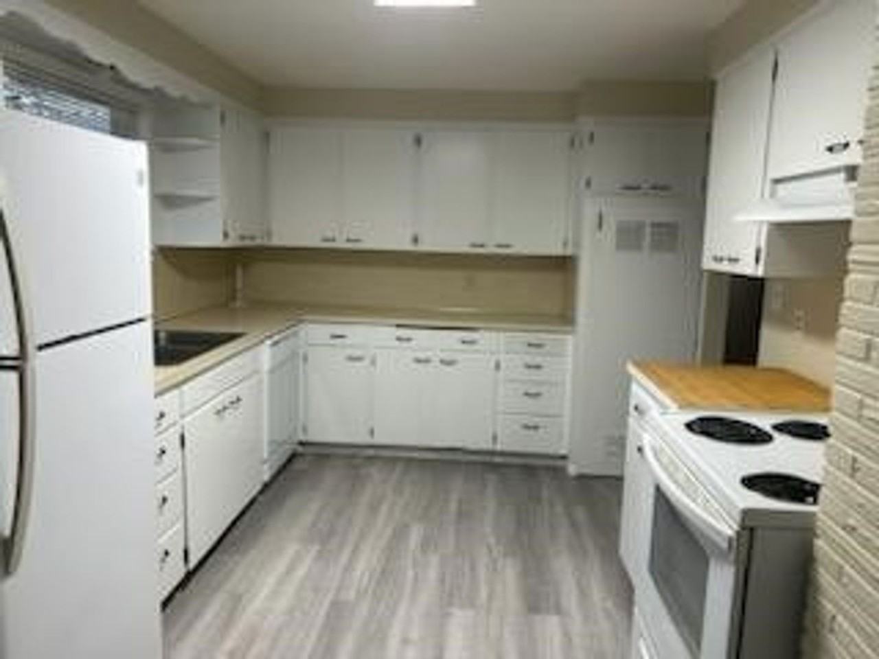 165 Ne Oak St - Photo 3 of 12