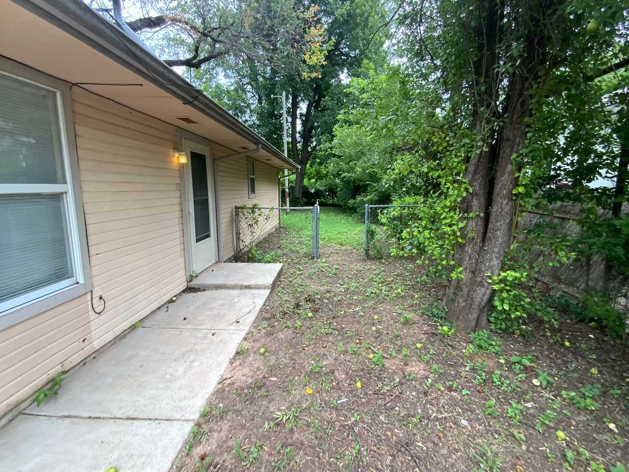 405 Se 22nd St - Photo 2 of 19