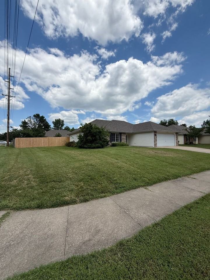 701 Manhattan Dr - Photo 2 of 16