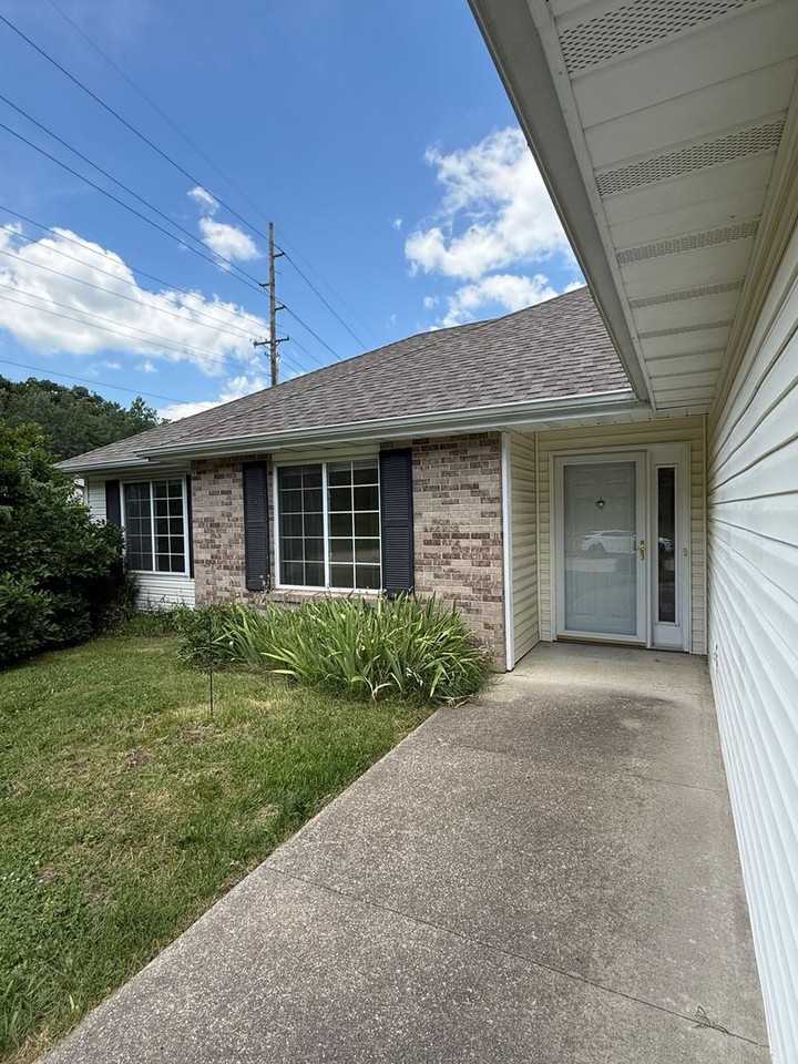 701 Manhattan Dr - Photo 3 of 16