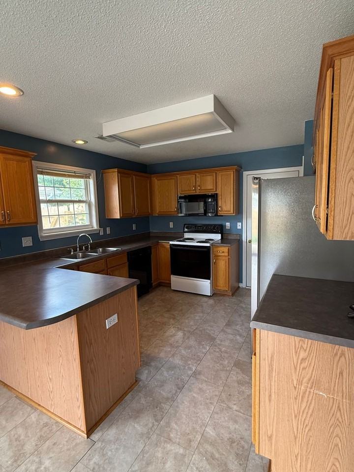 701 Manhattan Dr - Photo 5 of 16