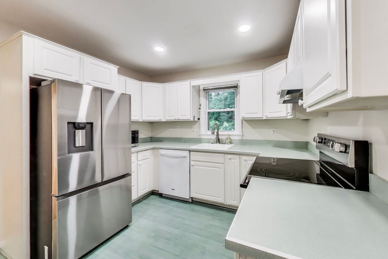 6107 Parkway Dr - Photo 3 of 34