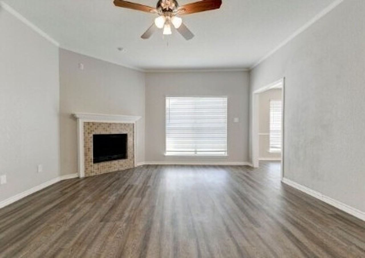 4711 Chantz Dr - Photo 3 of 28