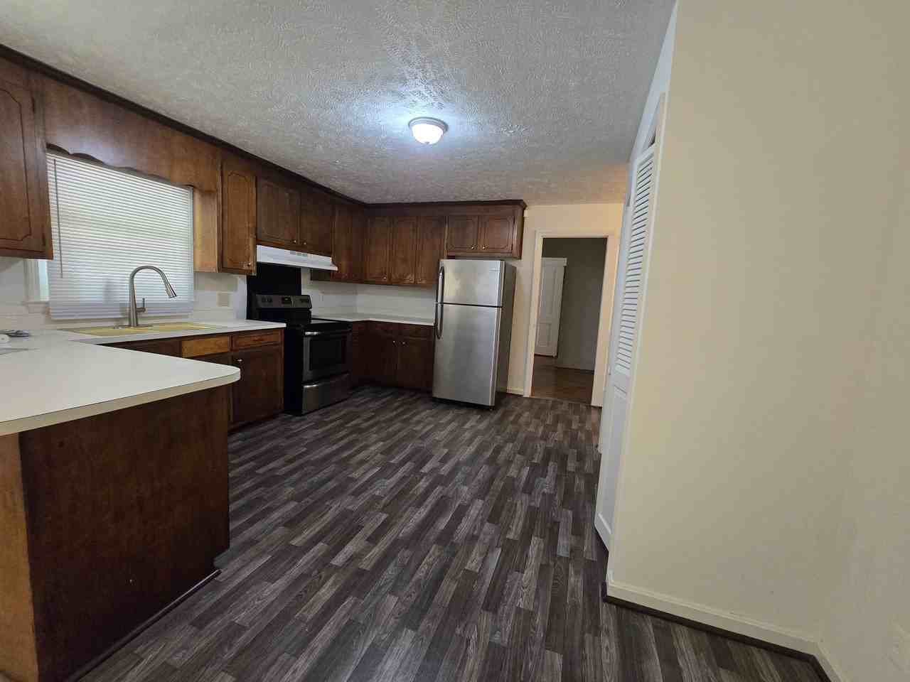 1855 Broadell Dr - Photo 3 of 18