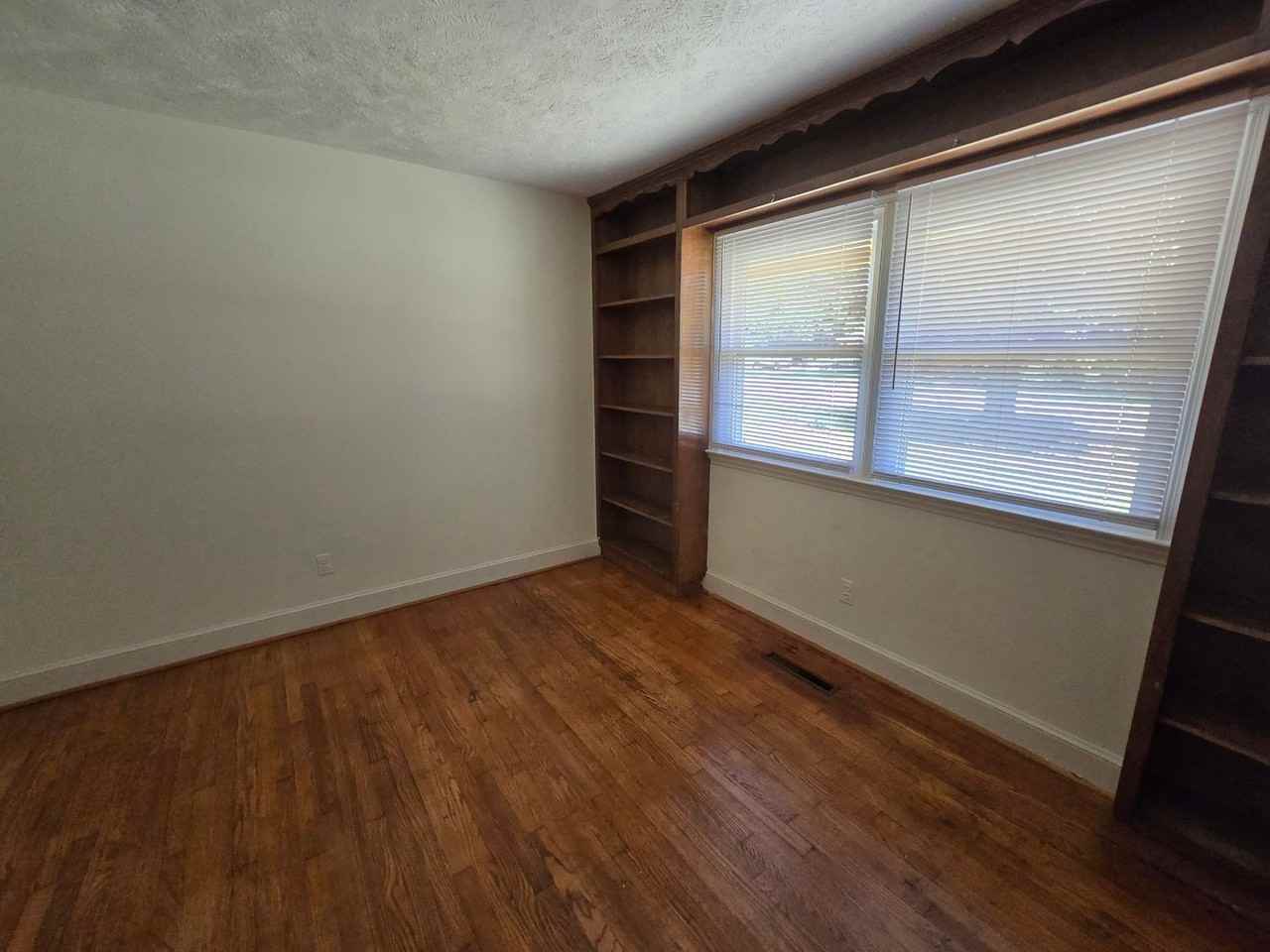 1855 Broadell Dr - Photo 7 of 18