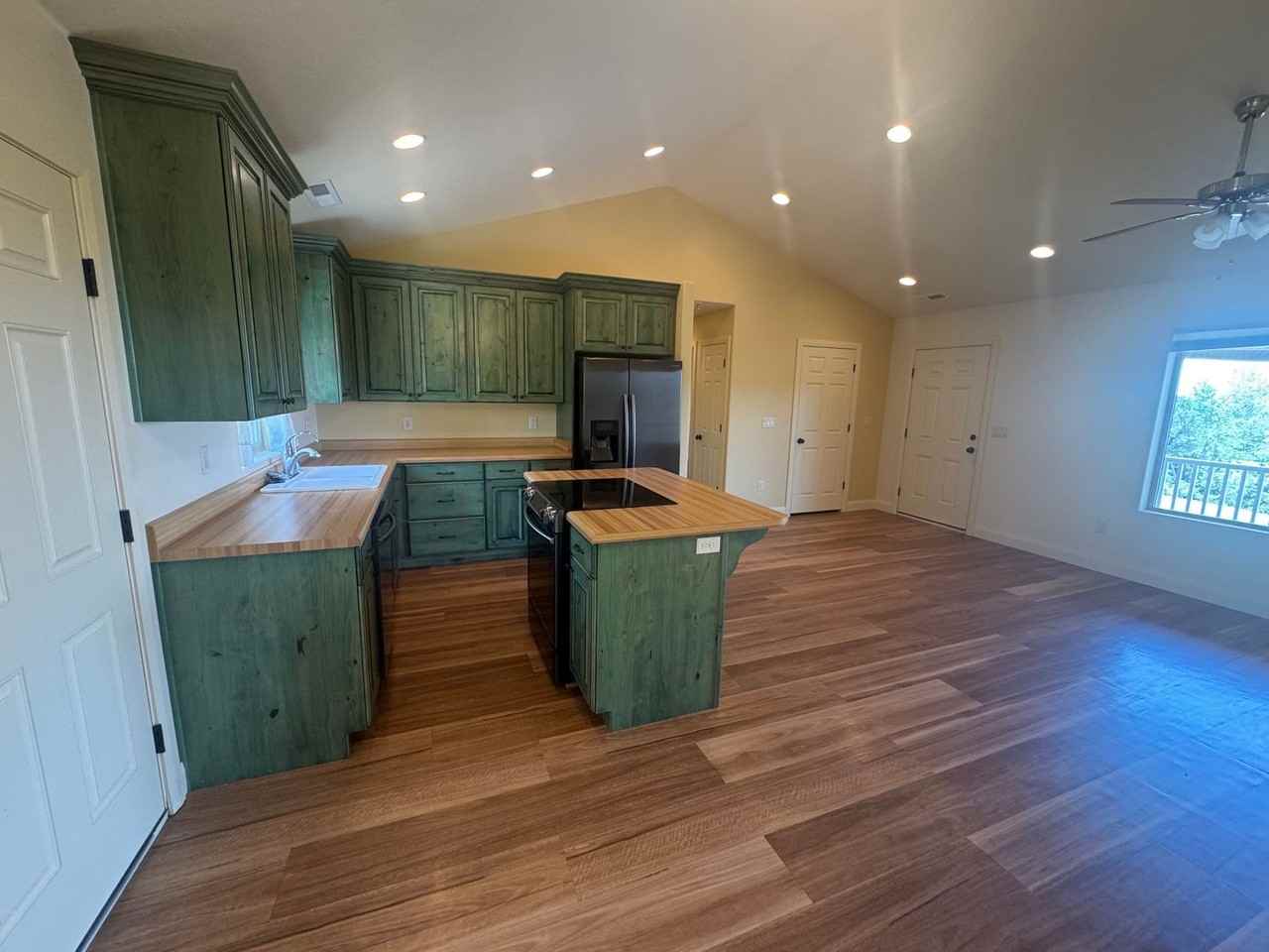 148 E Hunter Ln - Photo 2 of 18