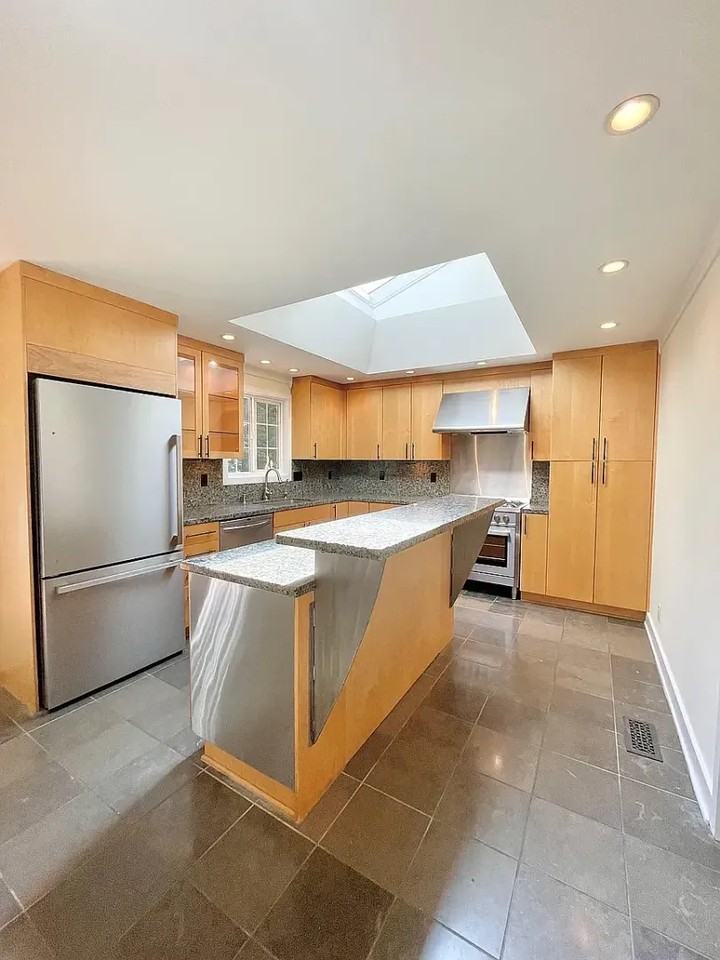 11044 111th Avenue Northeast - Photo 2 of 25