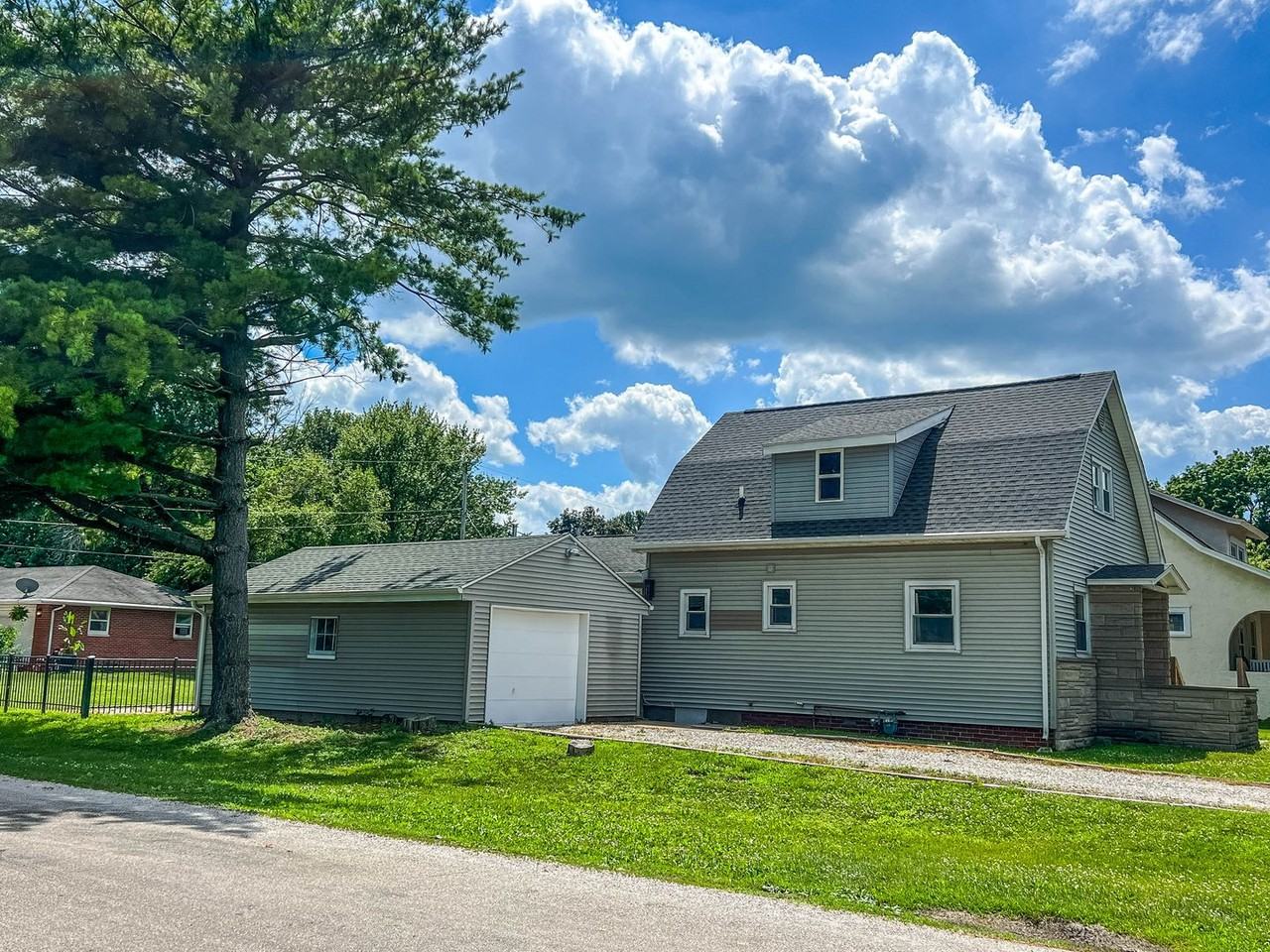 707 E Lincoln St - Photo 2 of 30