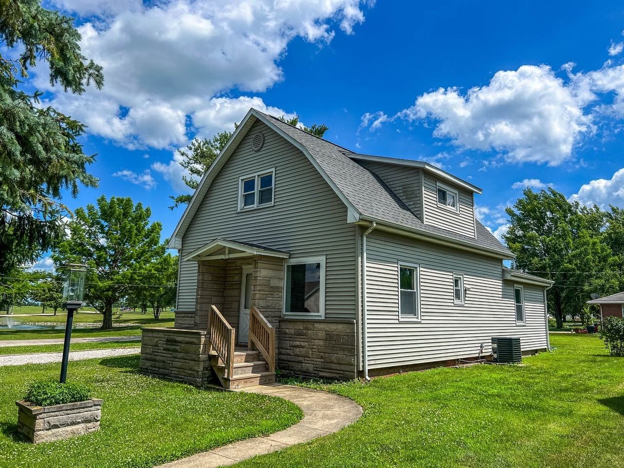 707 E Lincoln St - Photo 3 of 30