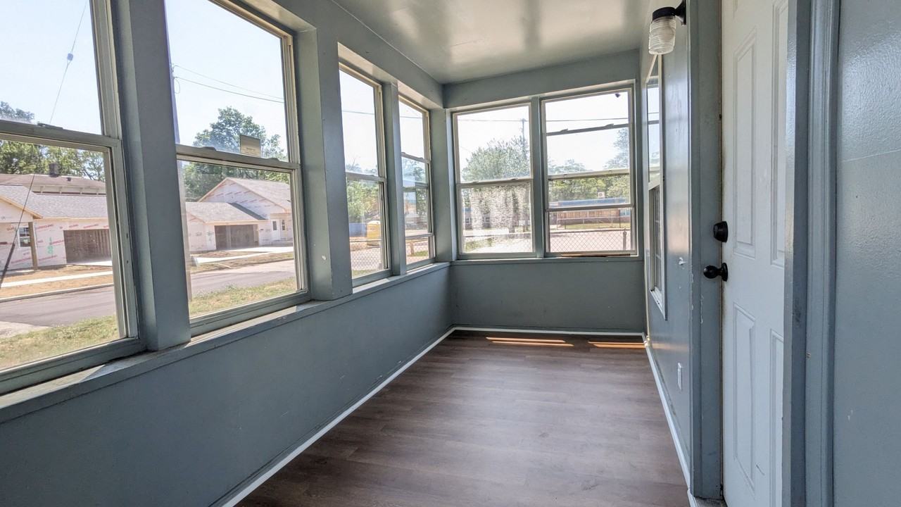 174 Mclaughlin Ave - Photo 2 of 10