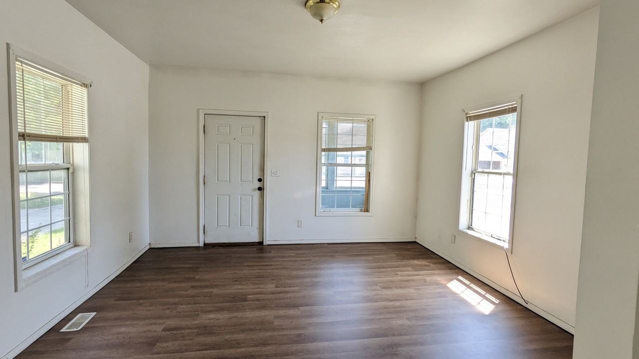 174 Mclaughlin Ave - Photo 3 of 10