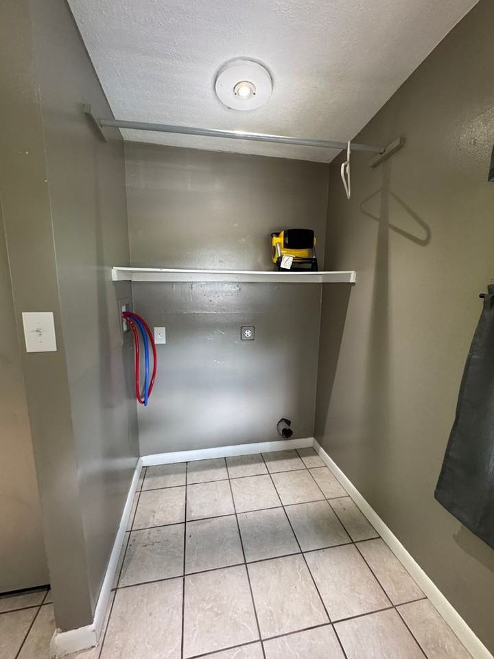 1195 Mineral Ave - Photo 6 of 31