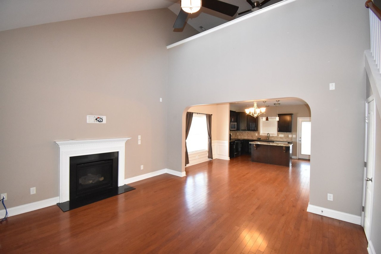 1072 Ronald Reagan Dr - Photo 4 of 37