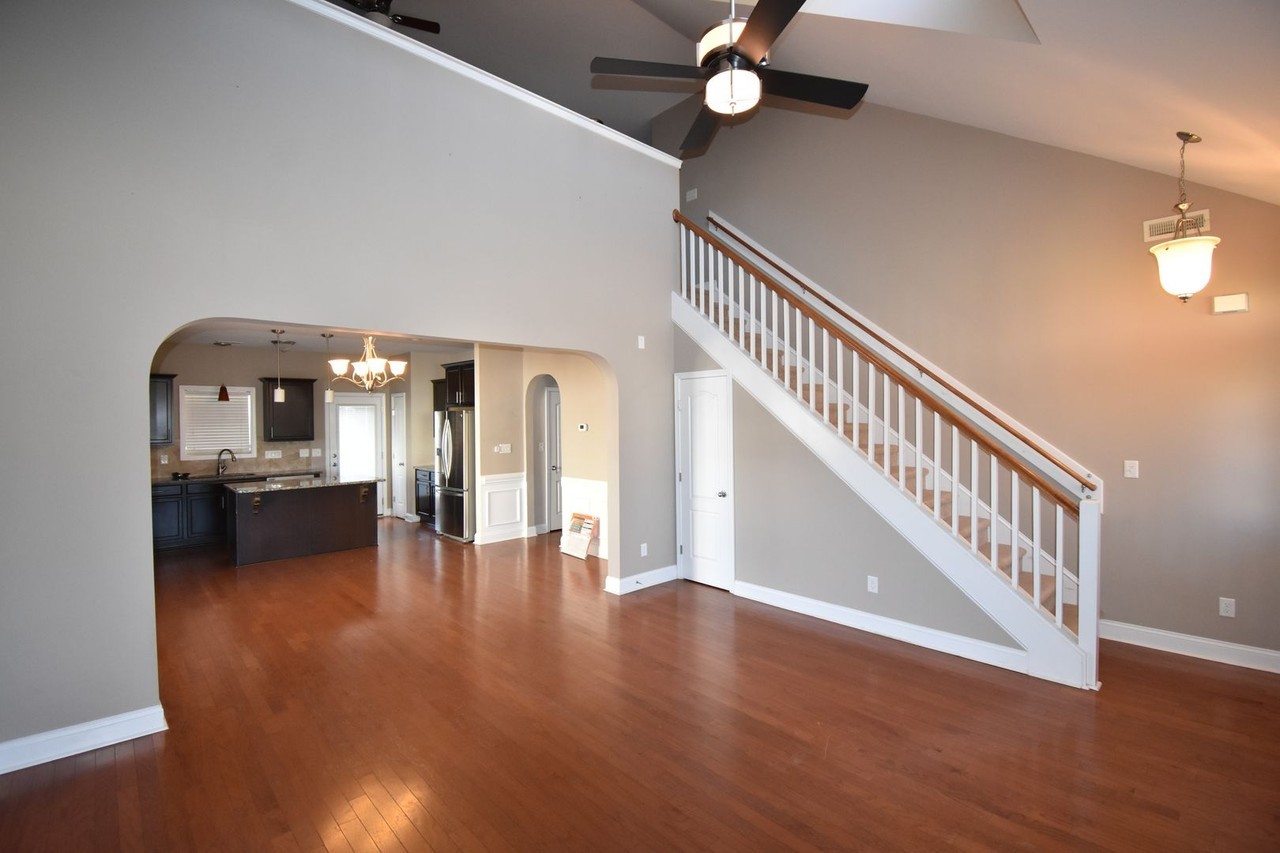 1072 Ronald Reagan Dr - Photo 5 of 37
