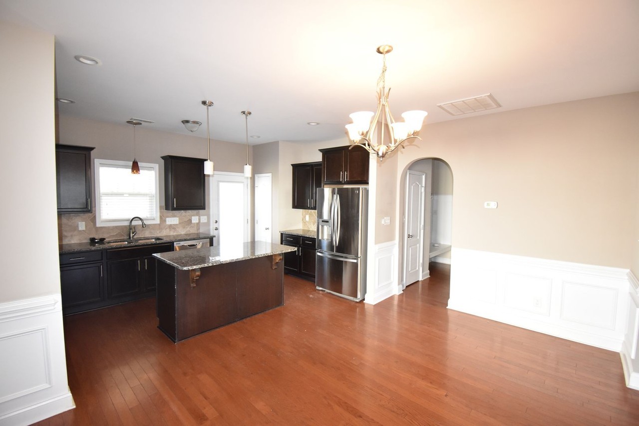 1072 Ronald Reagan Dr - Photo 6 of 37