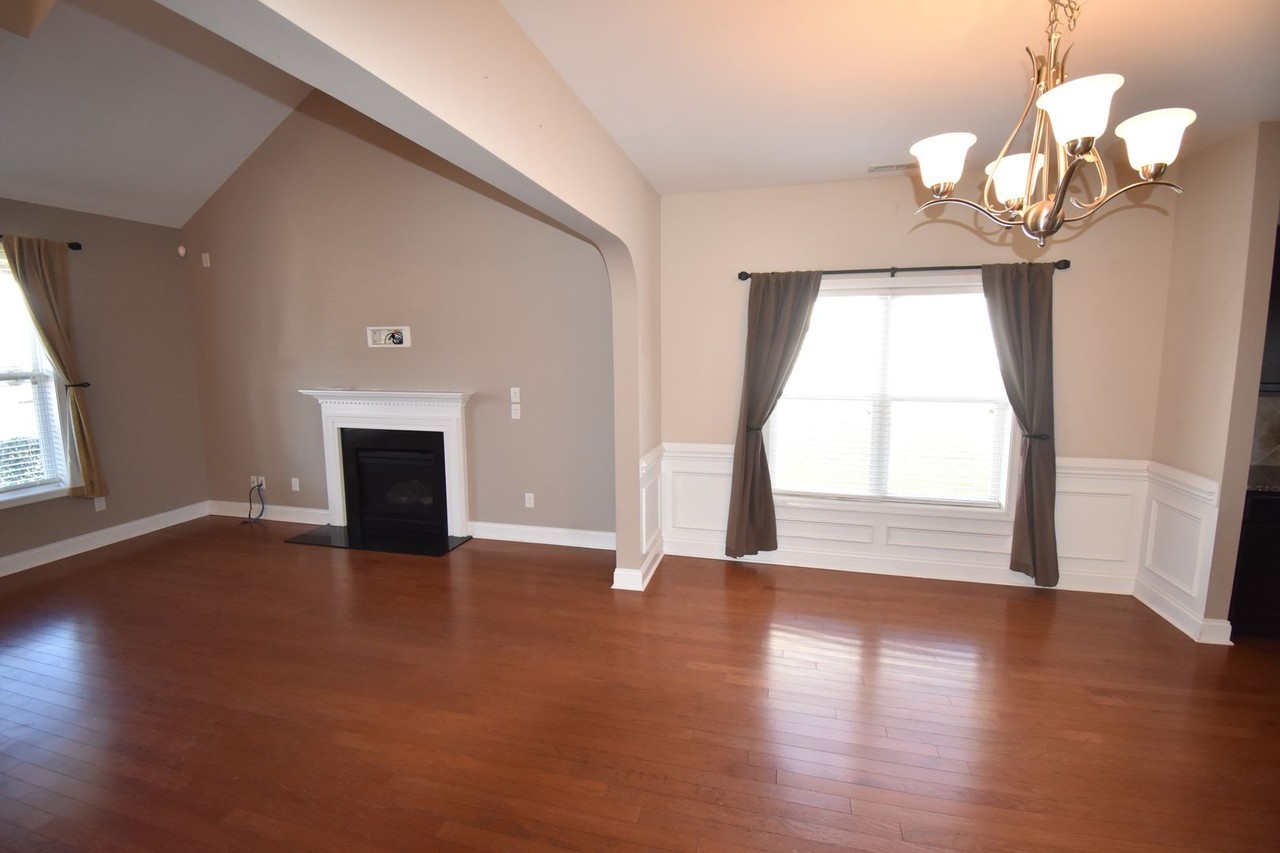1072 Ronald Reagan Dr - Photo 7 of 37