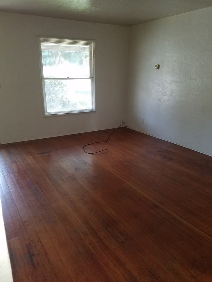 1605 Saint Clair St - Photo 2 of 14