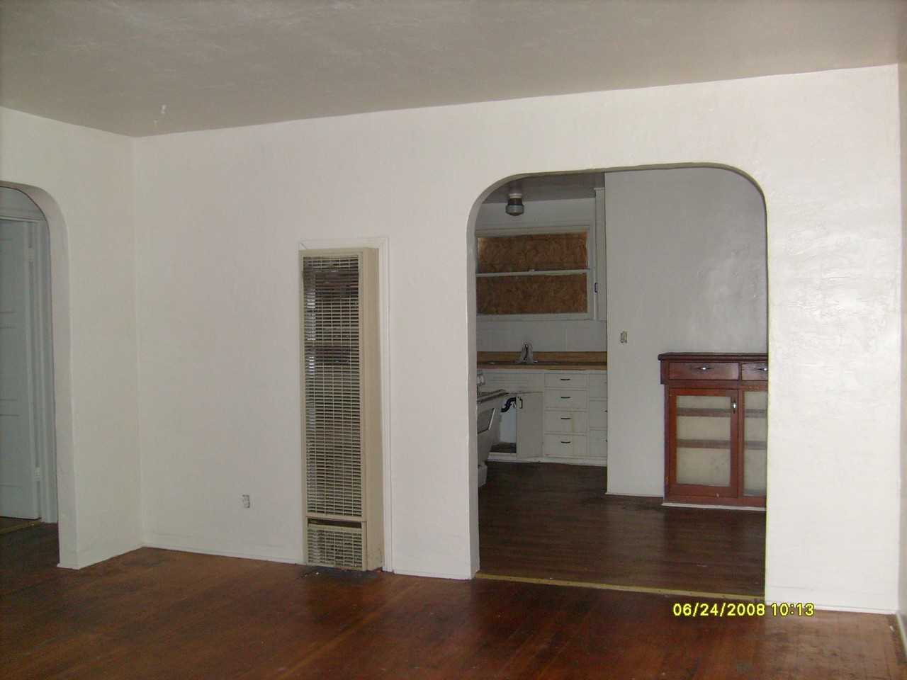 1605 Saint Clair St - Photo 3 of 14