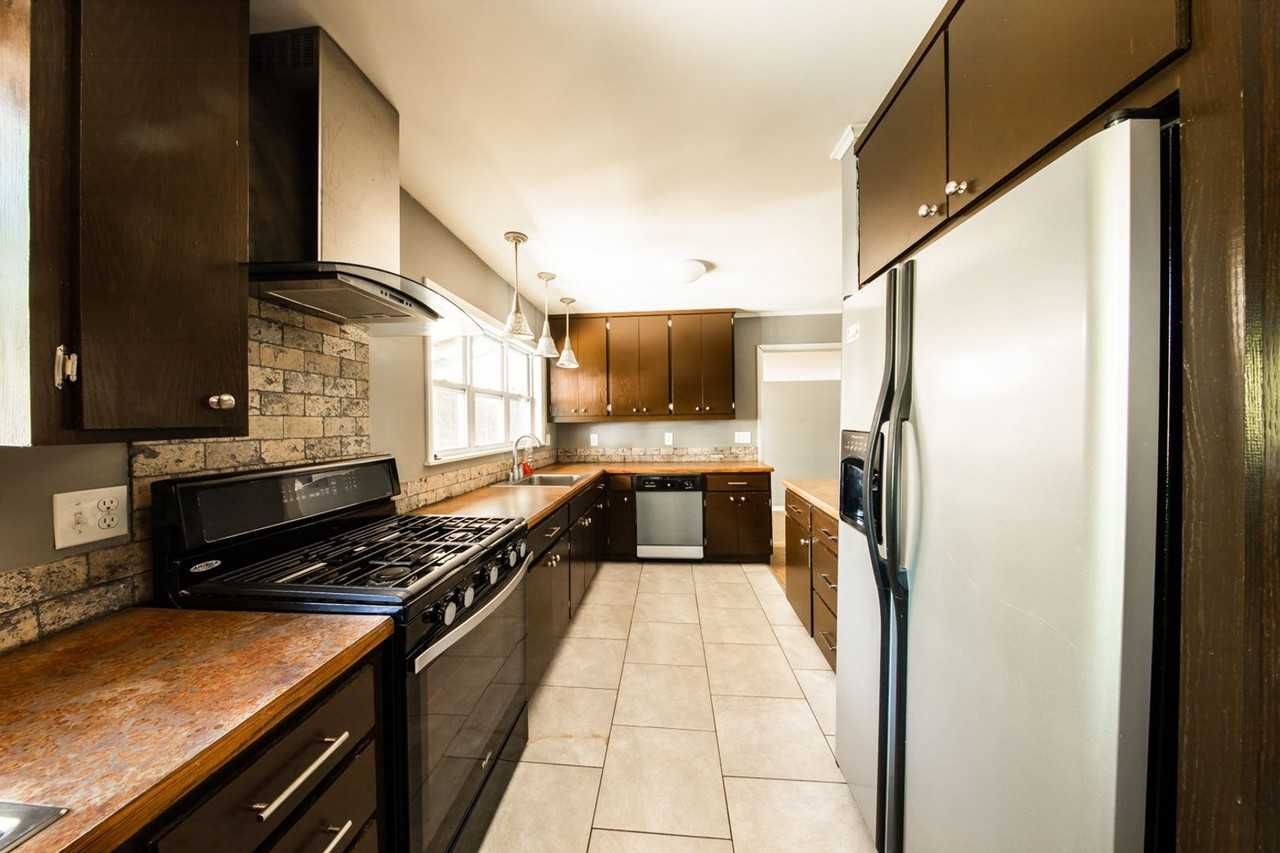 1627 N Oakland Ave - Photo 5 of 18