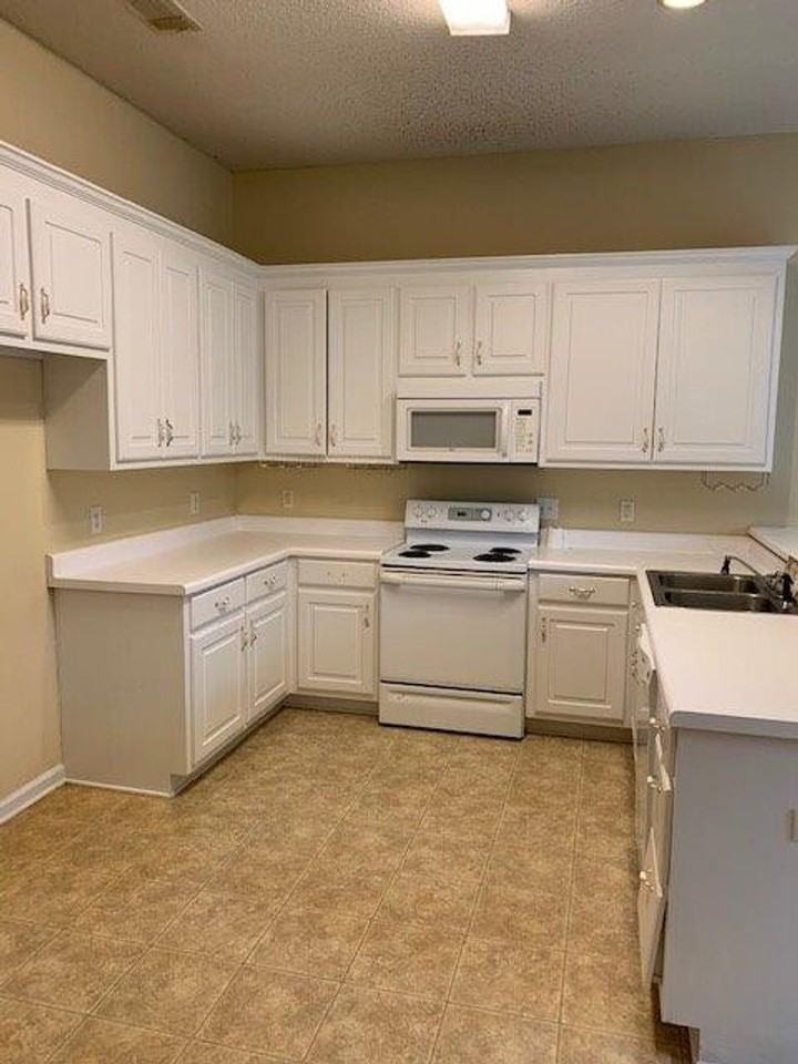 2156 Inverness Pkwy - Photo 5 of 9