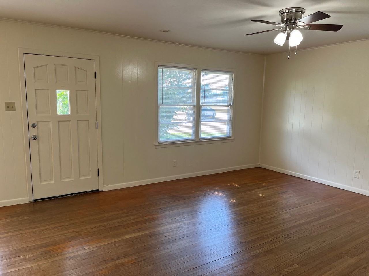 1501 Leslie St - Photo 2 of 11