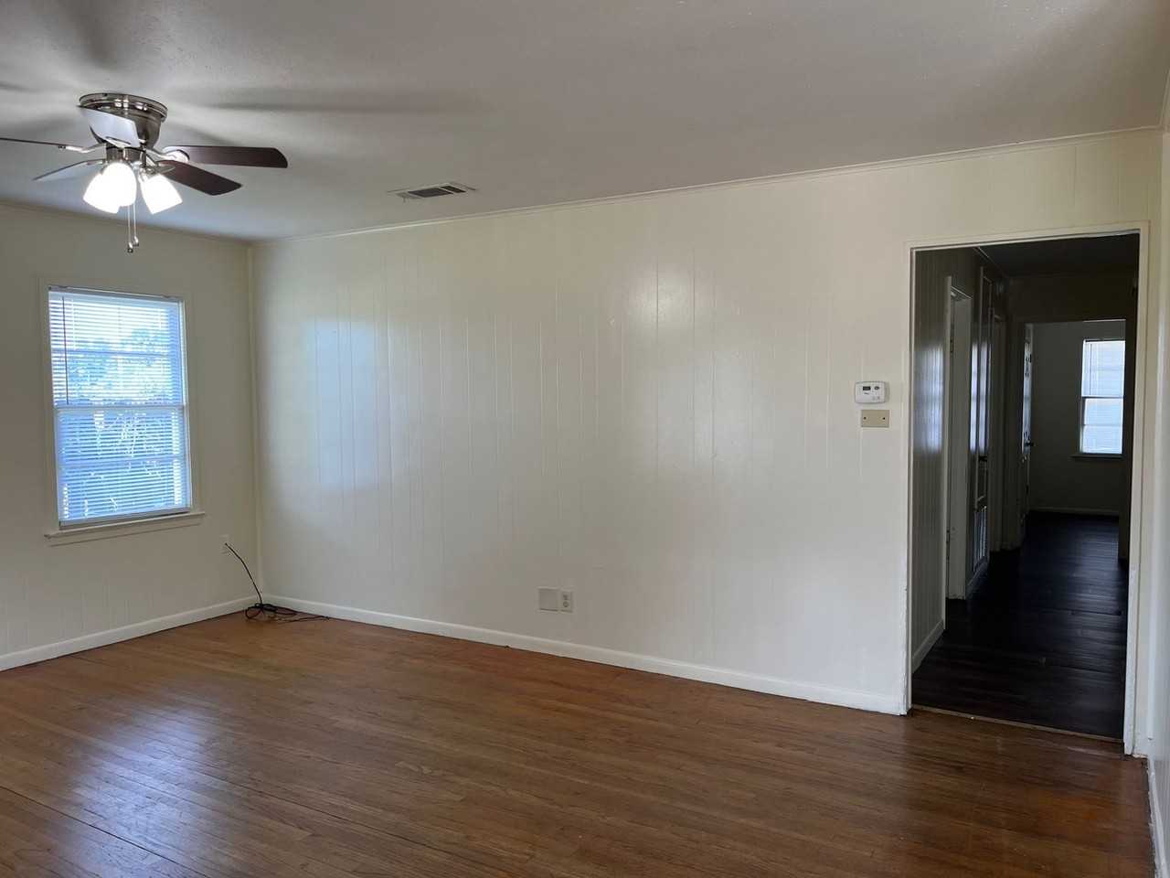 1501 Leslie St - Photo 3 of 11