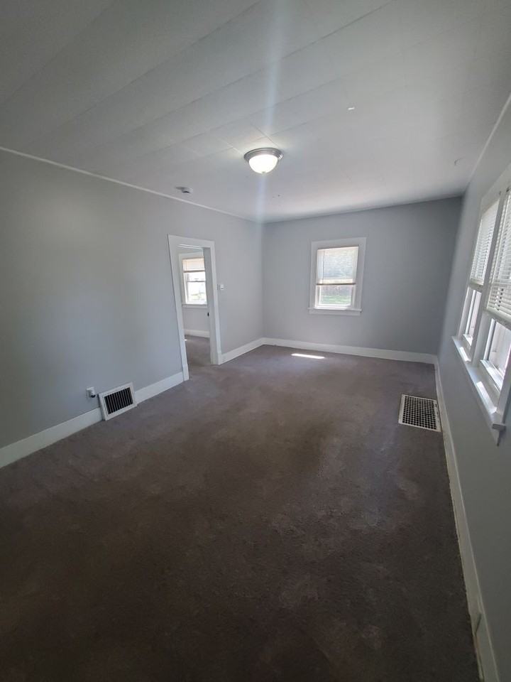 901 28th 1/2 St - Photo 3 of 10