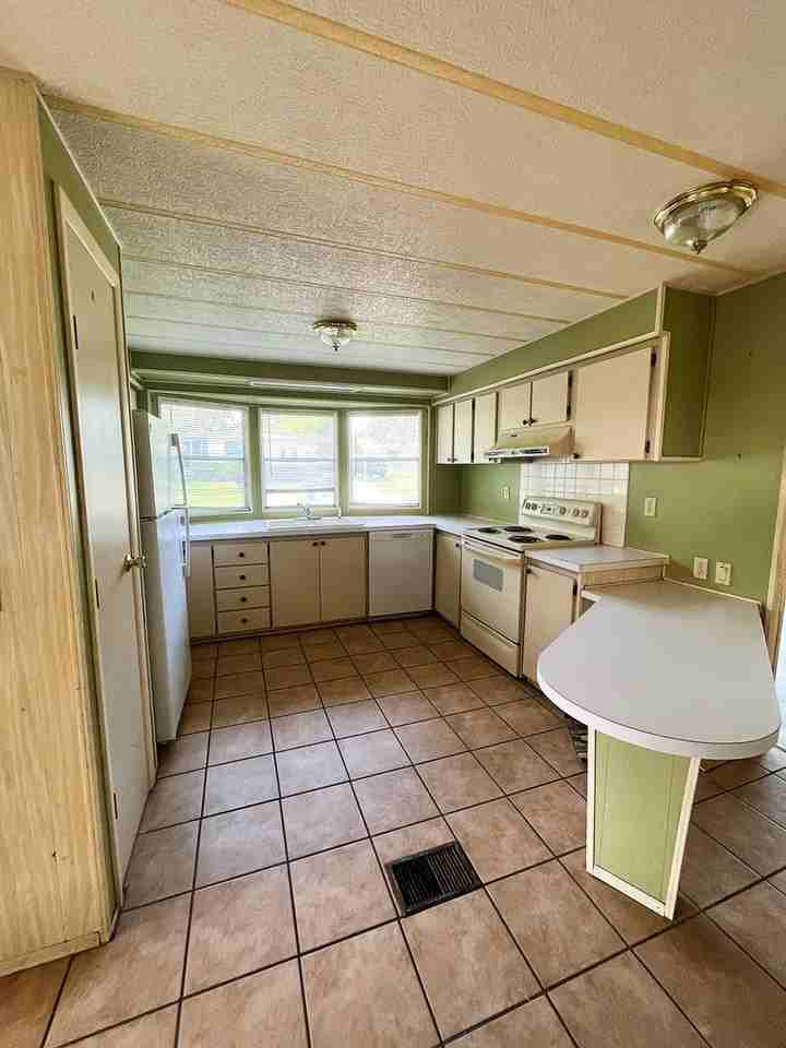 5450 Golden Gate Blvd - Photo 3 of 23