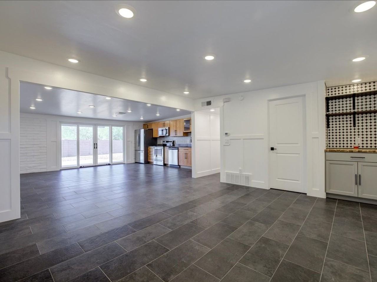 8551 E Lee Pl - Photo 4 of 27